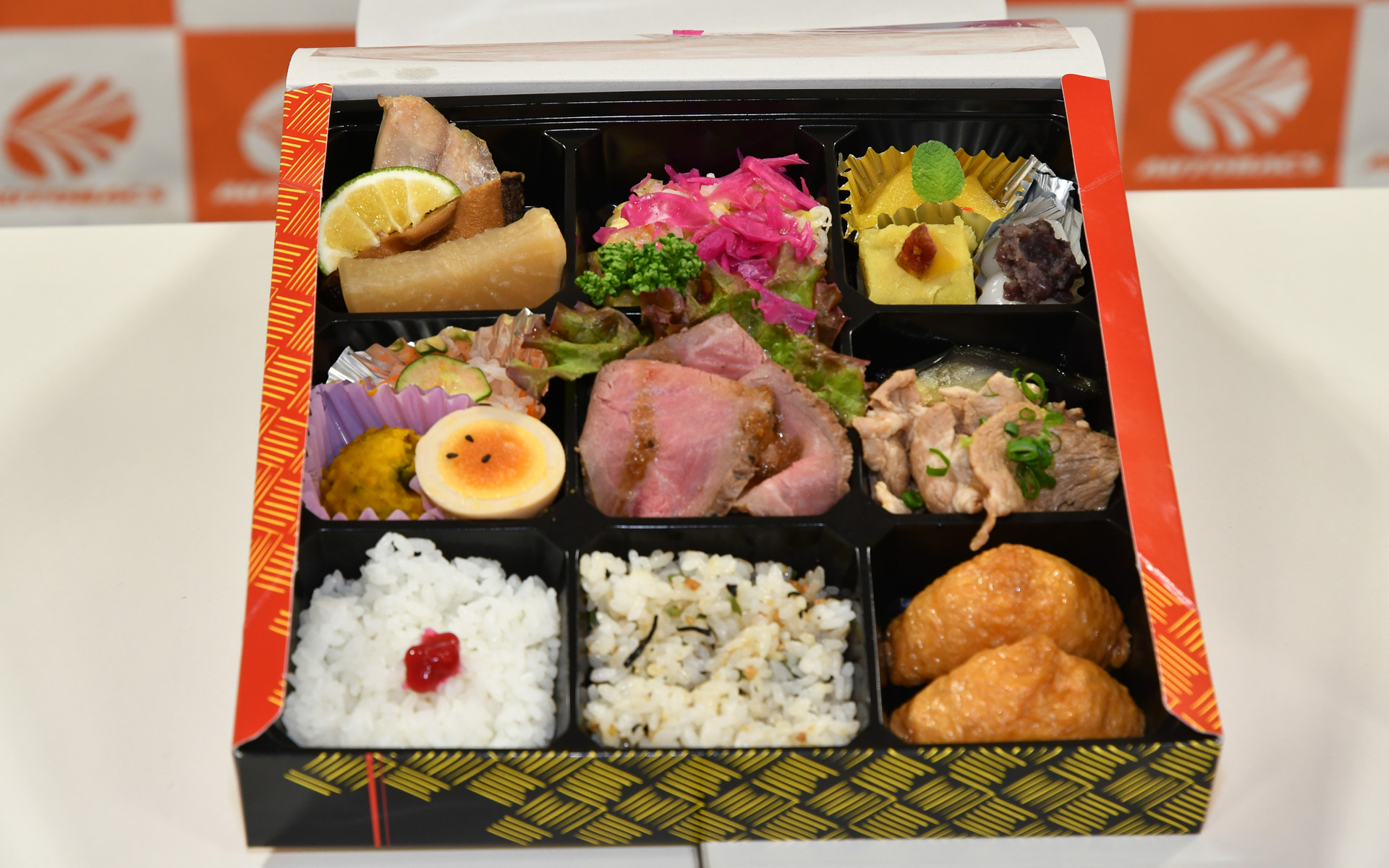 オートポリスからエントラントに贈呈された「おんせん県 おおいた おもてなし弁当」。かぼすぶりなどが使われている