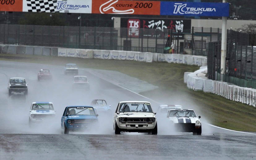 スタート直後の1コーナーからのショット。カメラマンはフォード・アングリアに乗る奥村さんです。さすがプロは違います