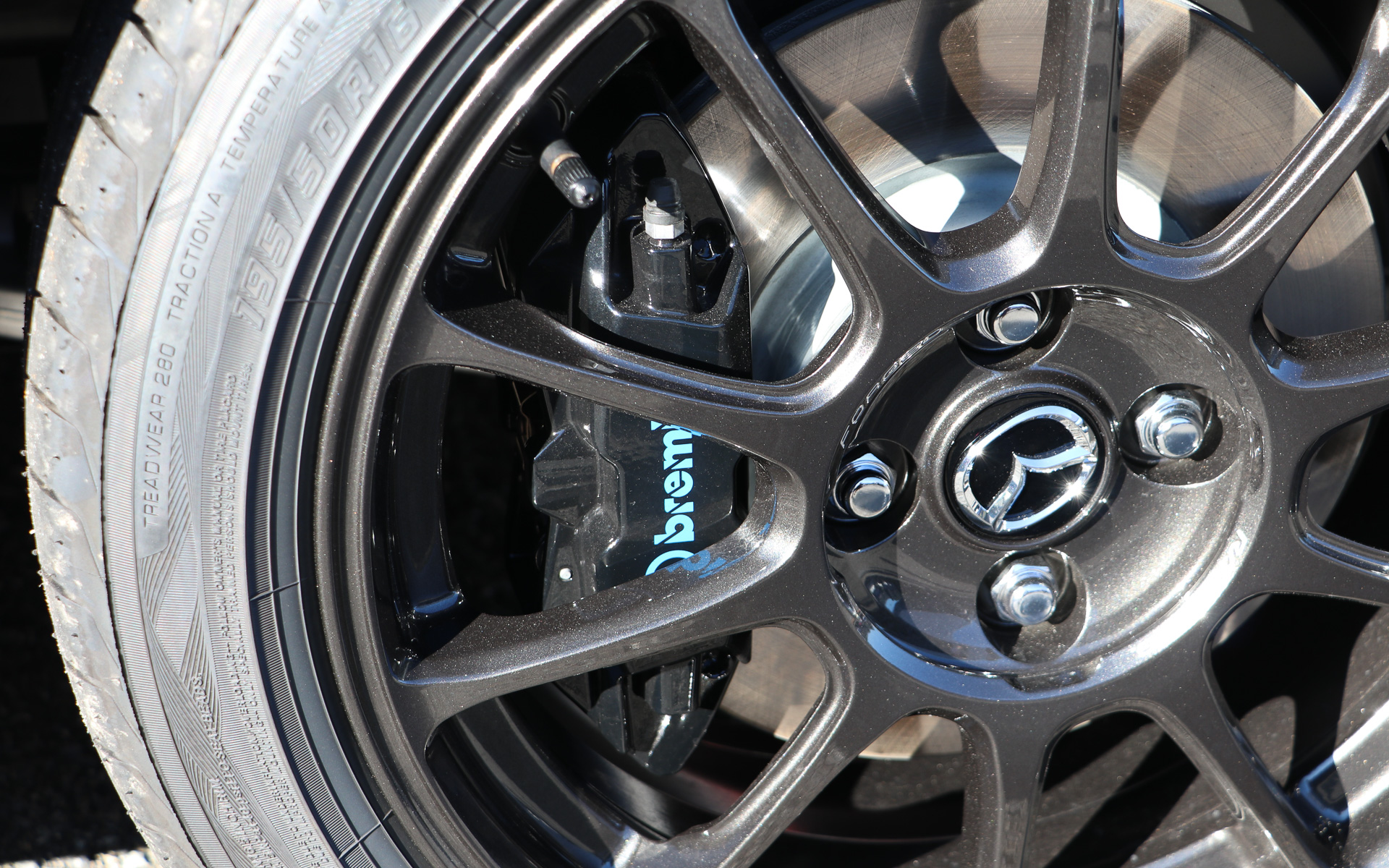 フロントはブレンボ製キャリパーとローターが標準装備される