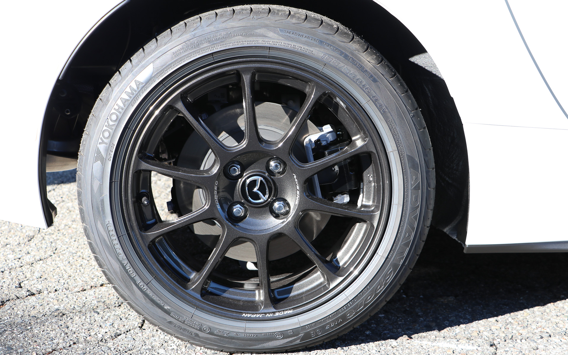 タイヤサイズは前後ともSと同じ195/50R16（写真はリア）