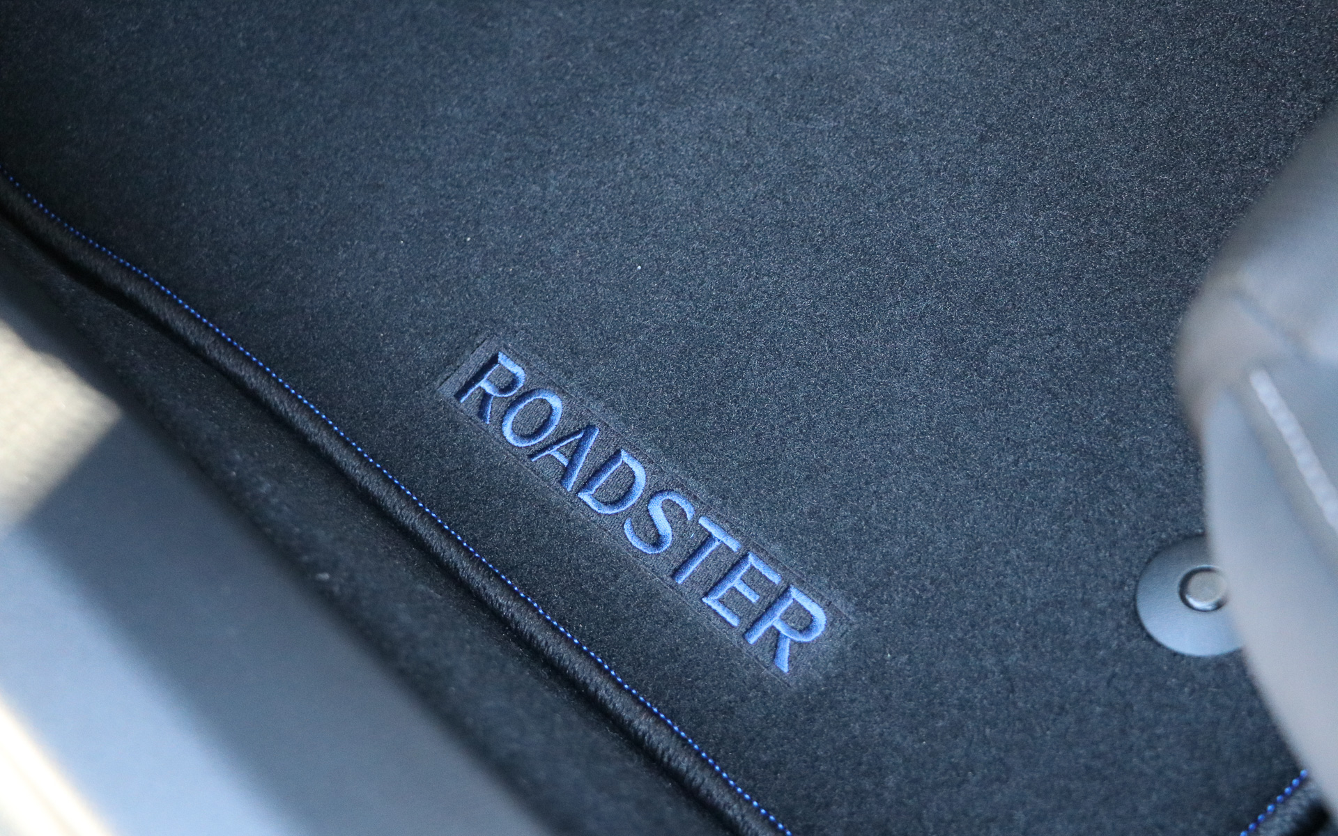 ロゴ入りフロアマットは今回新規で制作したが通常の販売も予定されている