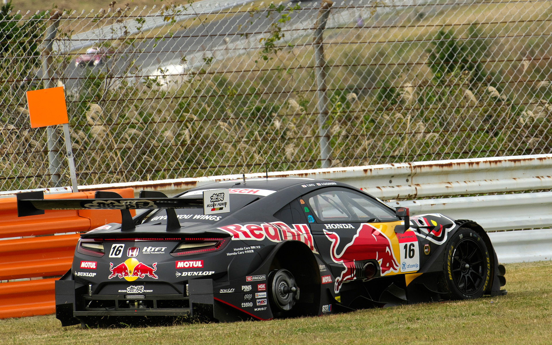 トップを走行中だった16号車は右リアタイヤがホイールごと外れるトラブルに