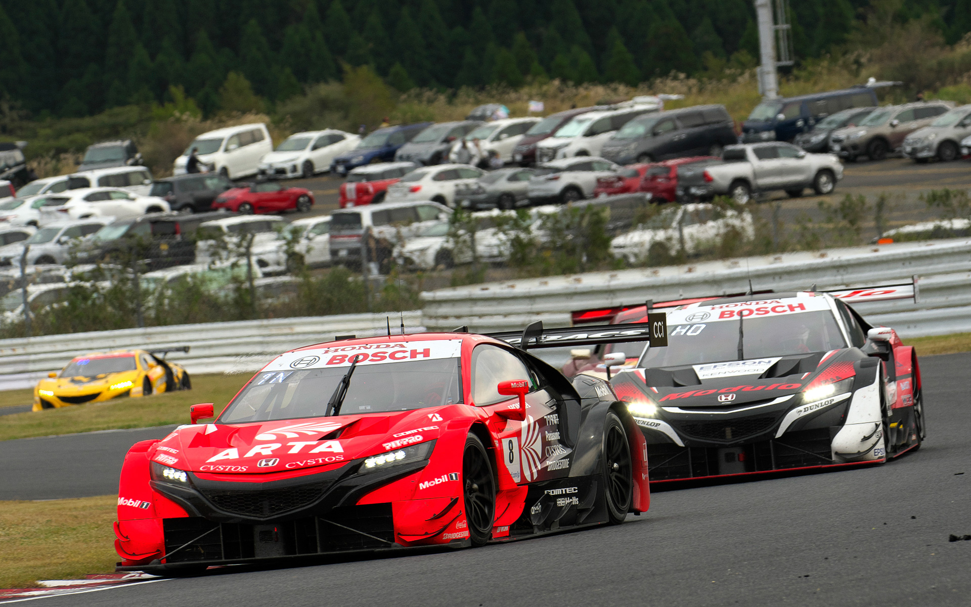 8号車と64号車のNSX-GT同士によるトップ争い