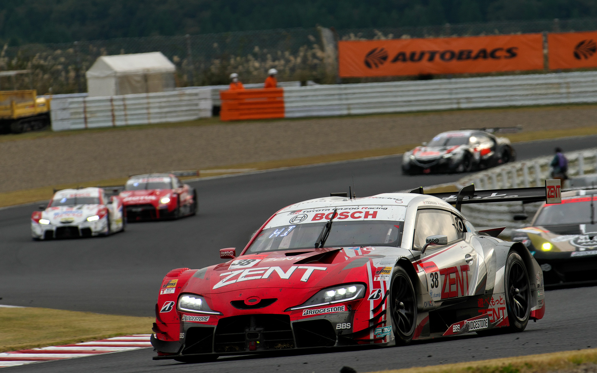 レース後半、劇的な追い上げで2位に入った38号車 ZENT CERUMO GR Supra（立川祐路/石浦宏明組、BS）