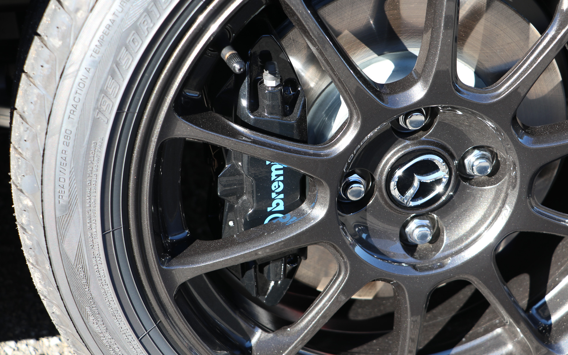 ブラック本体×ブルー文字のブレンボ製キャリパー