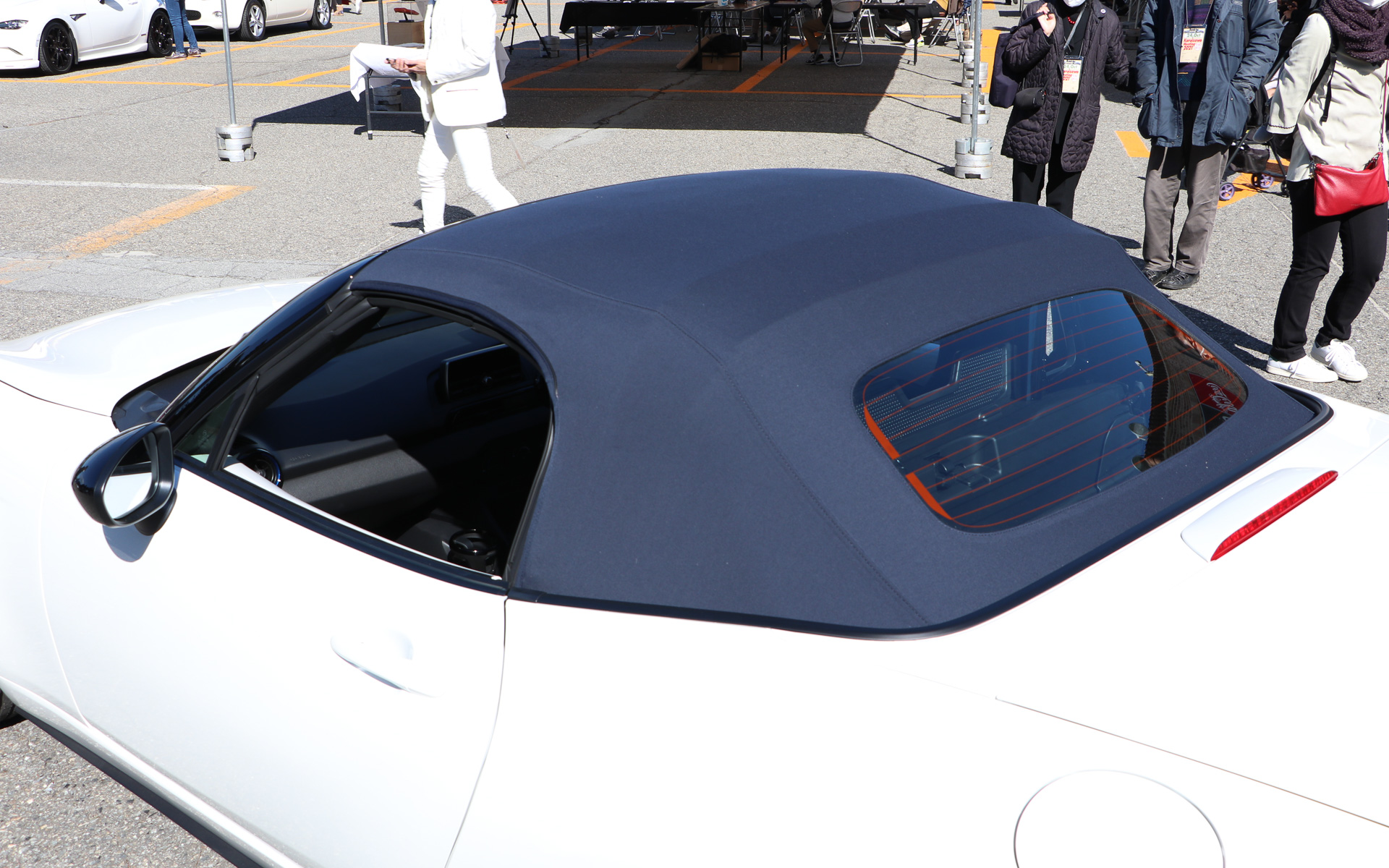 ネイビーの幌は「990S」とは別の特別仕様車「Navy Top」にも採用されている