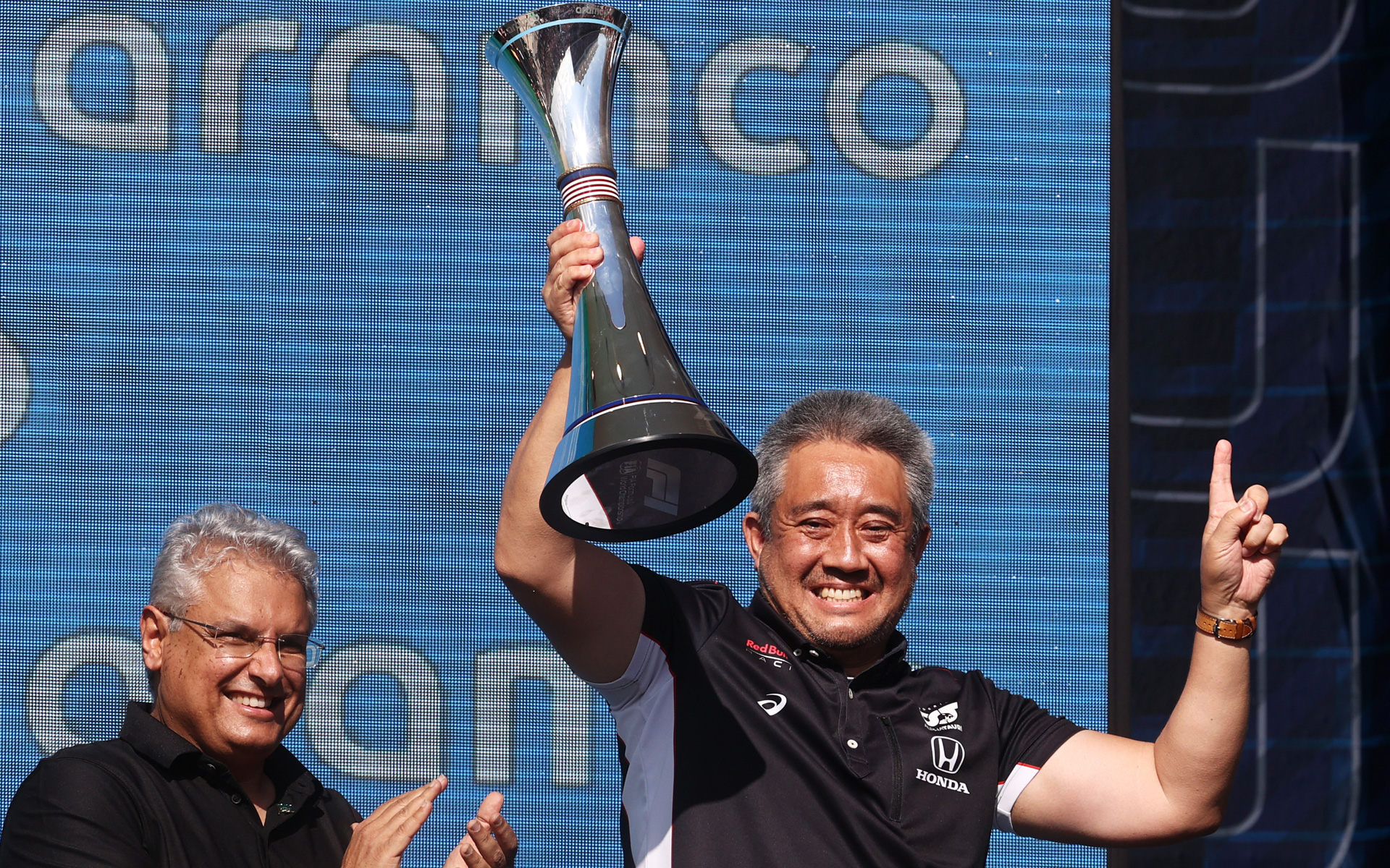 コンストラクターズのトロフィーを、レッドブル・ホンダを代表して受け取るホンダF1 マネージング・ディレクター 山本雅史氏 （C）Getty Images / Red Bull Content Pool