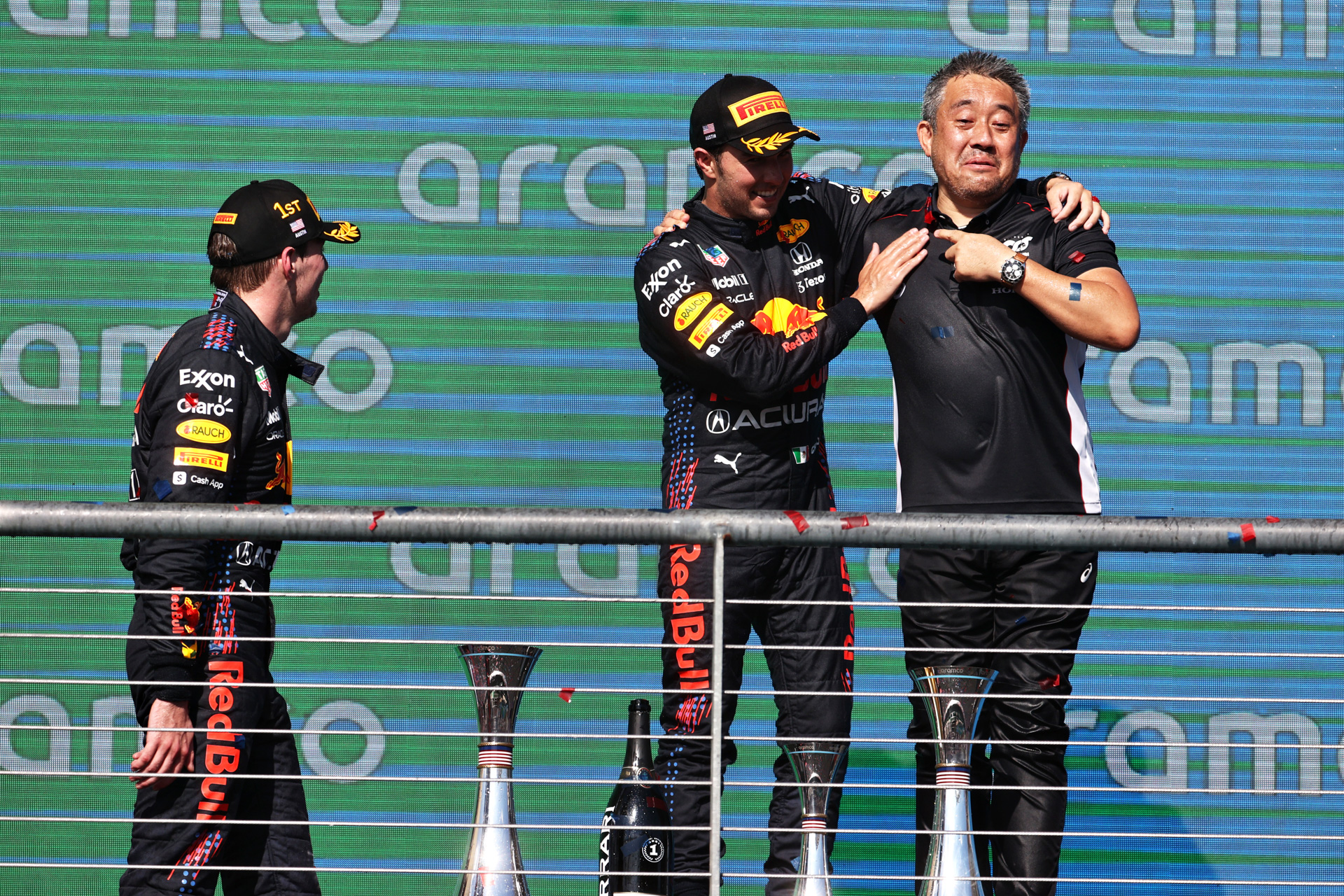 3位に入ったセルジオ・ペレス選手（中央）と抱き合うホンダF1 マネージング・ディレクター 山本雅史氏（右）、左は優勝したマックス・フェルスタッペン選手（C）Getty Images / Red Bull Content Pool