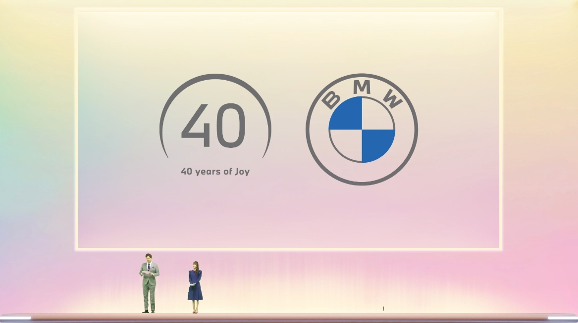 イベントの冒頭でBMW ARENAのイメージCGが放映されたあと、MCのサッシャさん（下段中央）と岡副麻希さん（下段右）からイベントの趣旨などが説明された