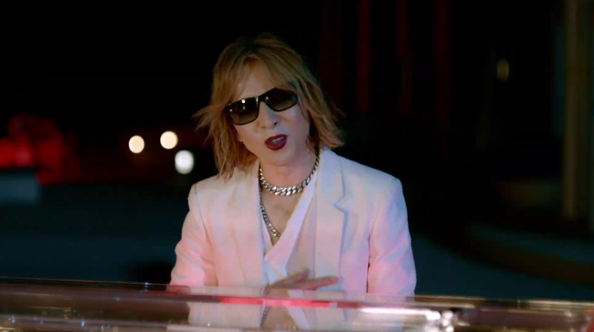 演奏に先立ってコメントするYOSHIKIさん