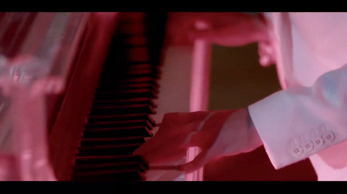 YOSHIKIさんが2013年に発表した「Miracle」のスペシャルバージョンを披露。YOSHIKIさんの演奏する姿にBMWモデルの走行シーンがインサートされたほか、演奏中に昼夜が入れ替わるといった“ミラクル”も演出された