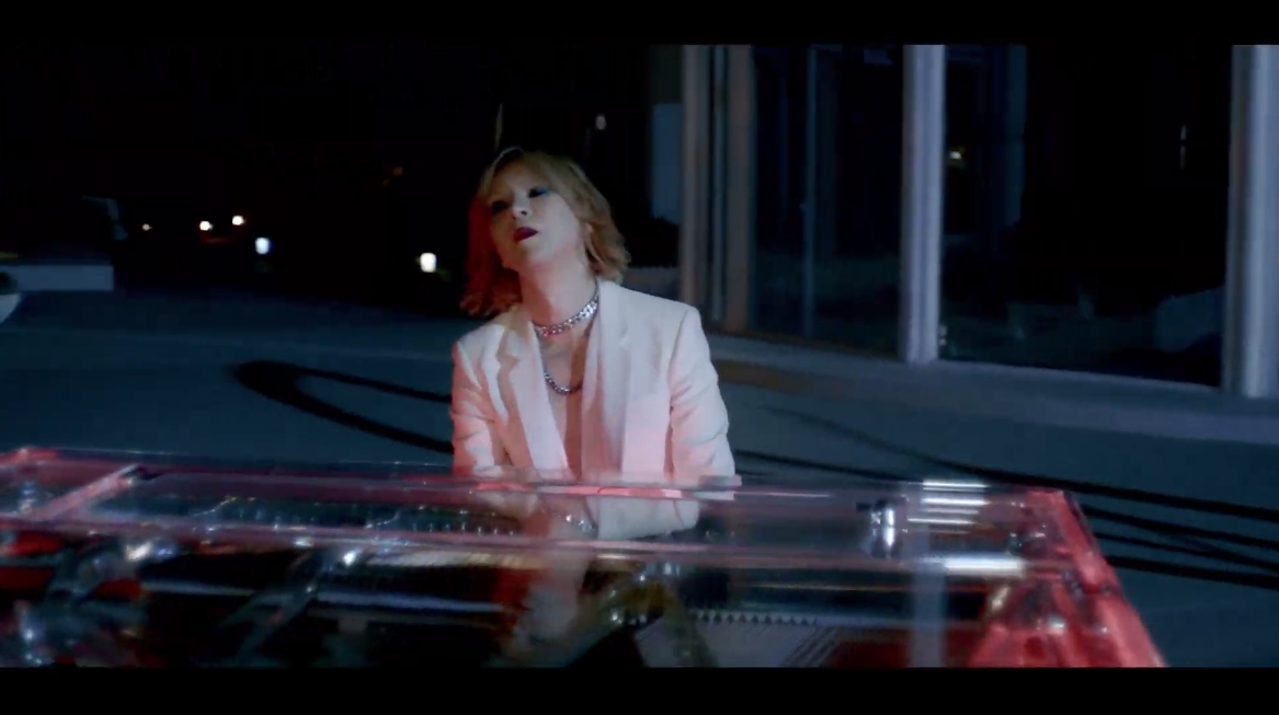 YOSHIKIさんが2013年に発表した「Miracle」のスペシャルバージョンを披露。YOSHIKIさんの演奏する姿にBMWモデルの走行シーンがインサートされたほか、演奏中に昼夜が入れ替わるといった“ミラクル”も演出された