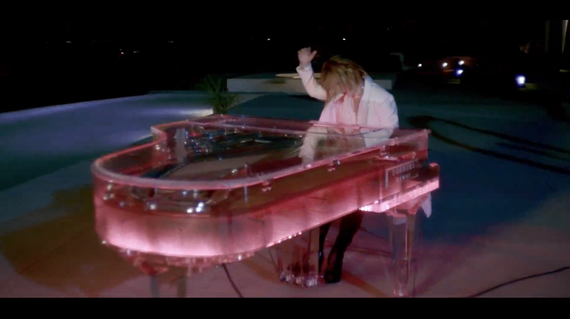 YOSHIKIさんが2013年に発表した「Miracle」のスペシャルバージョンを披露。YOSHIKIさんの演奏する姿にBMWモデルの走行シーンがインサートされたほか、演奏中に昼夜が入れ替わるといった“ミラクル”も演出された