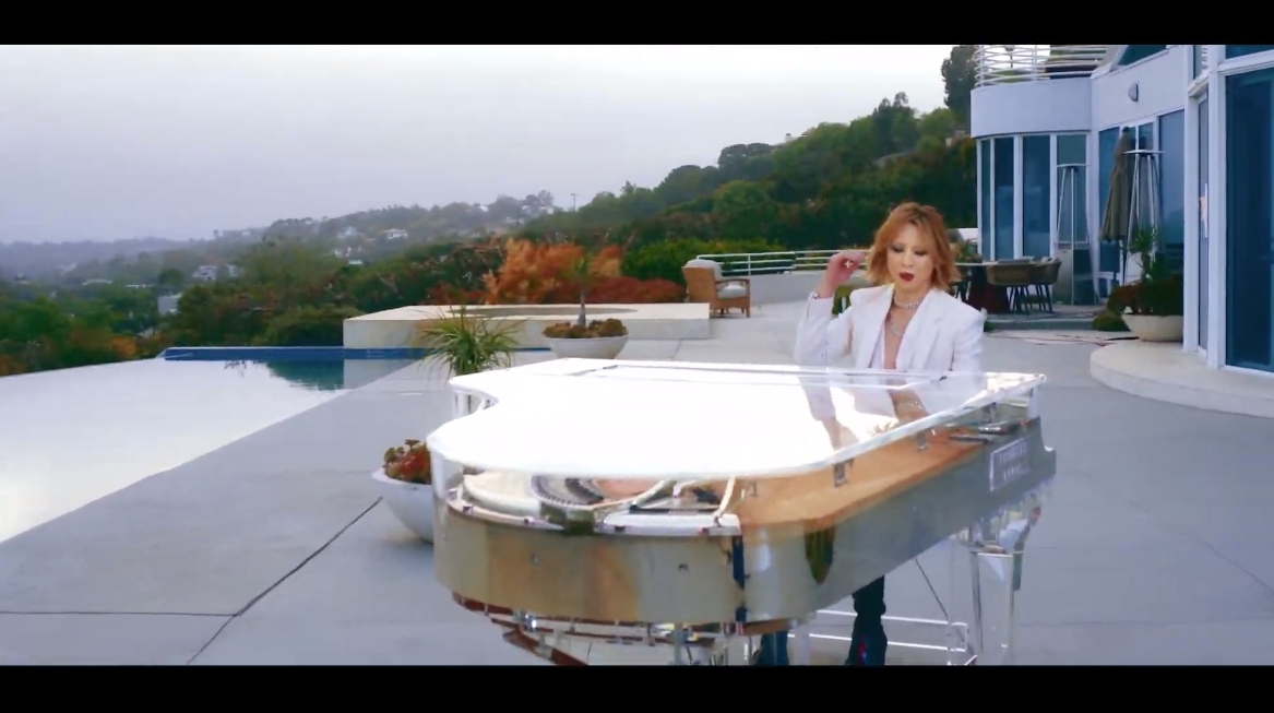 YOSHIKIさんが2013年に発表した「Miracle」のスペシャルバージョンを披露。YOSHIKIさんの演奏する姿にBMWモデルの走行シーンがインサートされたほか、演奏中に昼夜が入れ替わるといった“ミラクル”も演出された