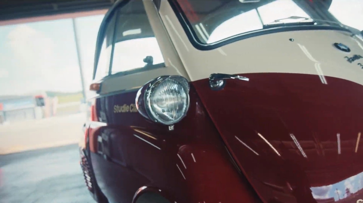 「バブルカー」とも呼ばれた「イセッタ」の姿に、吉村さんと岡副さんの2人は「かわいい」と連発