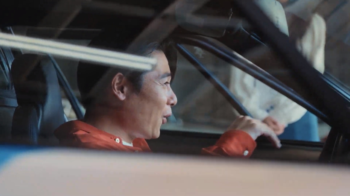 実際に乗った車内の感想を「意外に広い」と語りつつ、視点の低さに驚く吉村さん