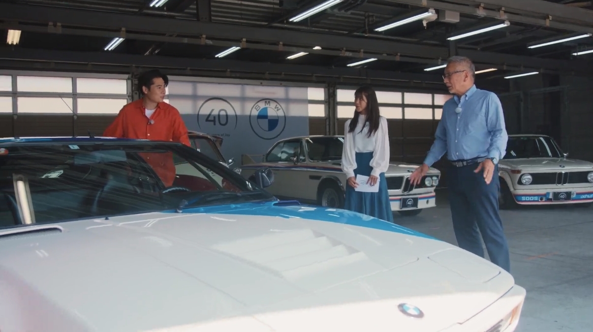 解説役の菰田氏が合流。M1の価格を「9桁」と表現し、岡副さんが指折り数えて「億？」とびっくりするシーンも