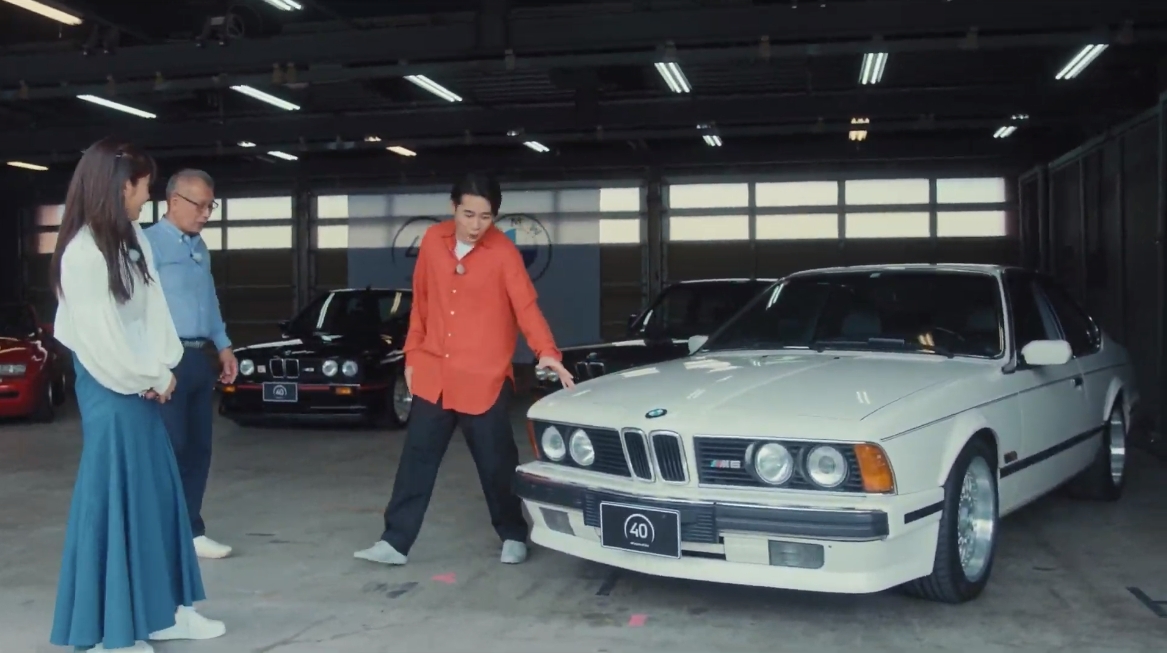 「これを拝めるとは」と感激する吉村さん。運転席に座って「オレのクルマなんじゃないかと思うほどしっくりくる」と感想を口にした