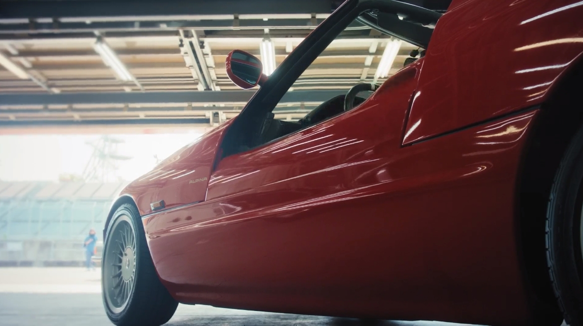 ドアが電動昇降でボディ内部に格納されるという特徴的な構造を持つ「Z1」