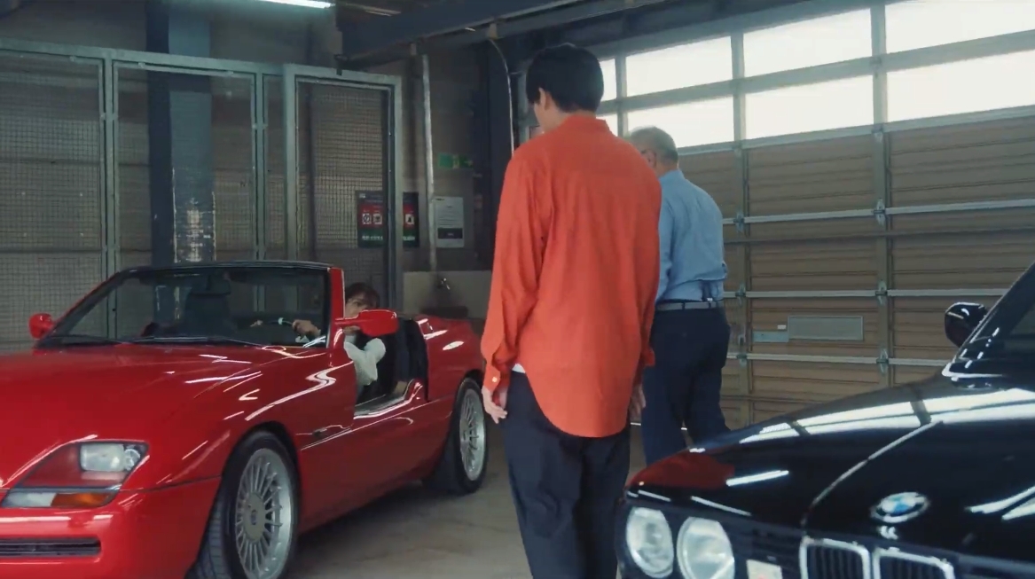 外観を見た瞬間から「かっこいい！」と絶賛していた岡副さんは電動昇降するドアを見てテンションが高まり、突然「ドライブに誘うため吉村さんを迎えに来た」という設定でミニコントを始めて周囲を困惑させることに