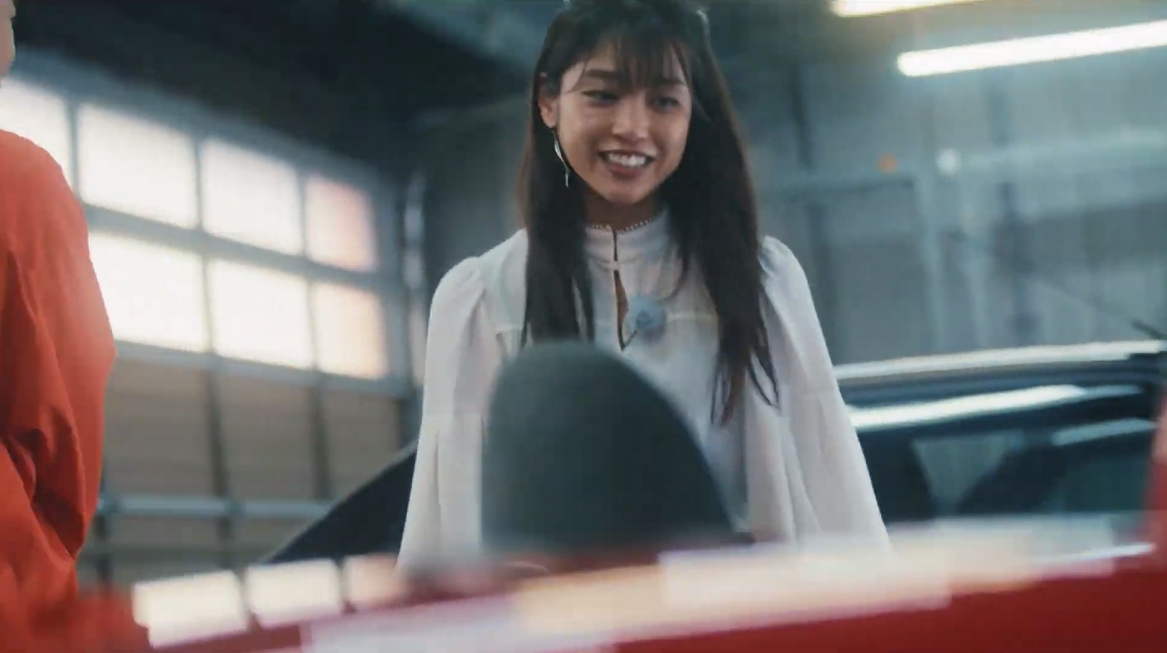 外観を見た瞬間から「かっこいい！」と絶賛していた岡副さんは電動昇降するドアを見てテンションが高まり、突然「ドライブに誘うため吉村さんを迎えに来た」という設定でミニコントを始めて周囲を困惑させることに