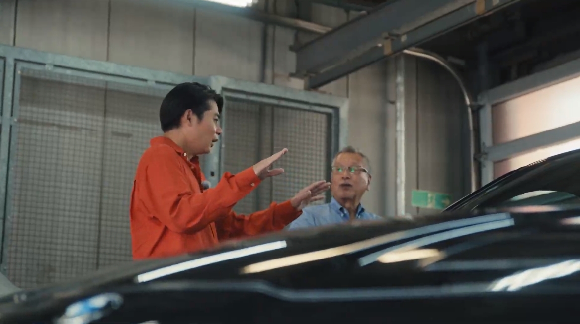 運転席に座った吉村さんは、視点が高くなったことで安心感が高まり、車内の雰囲気に優雅さを感じると語った