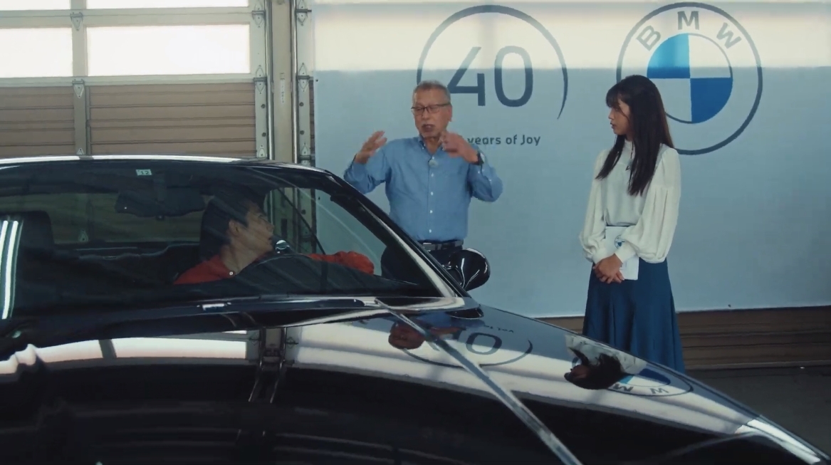 運転席に座った吉村さんは、視点が高くなったことで安心感が高まり、車内の雰囲気に優雅さを感じると語った