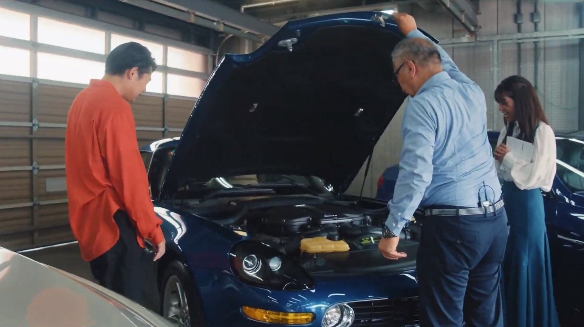 緻密に造り込まれたエンジンルーム内を見て「細かいところまでよく間違えないよな～」と吉村さん