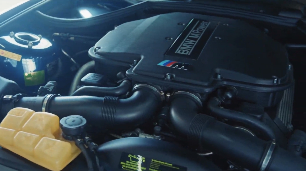 緻密に造り込まれたエンジンルーム内を見て「細かいところまでよく間違えないよな～」と吉村さん