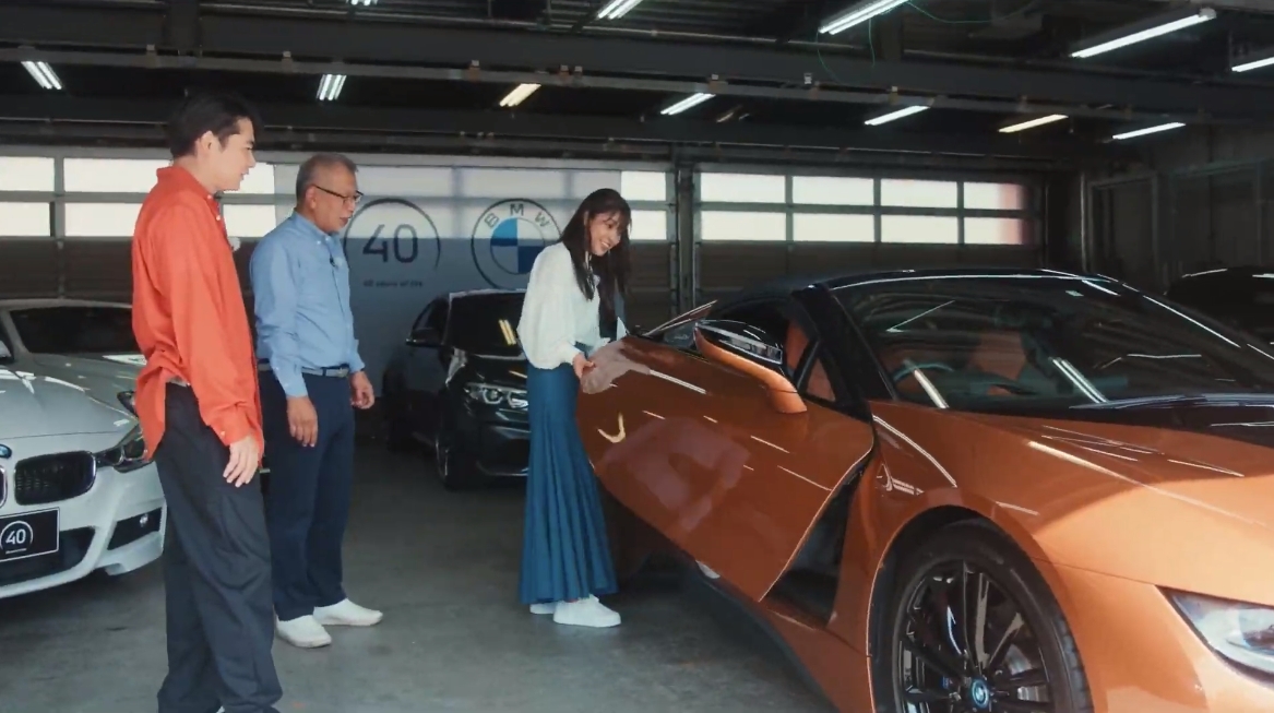 優雅な跳ね上げ式ドアにも岡副さんは「羽みたい、すごーい」と驚嘆