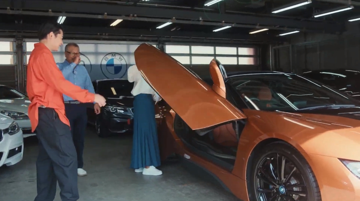 優雅な跳ね上げ式ドアにも岡副さんは「羽みたい、すごーい」と驚嘆