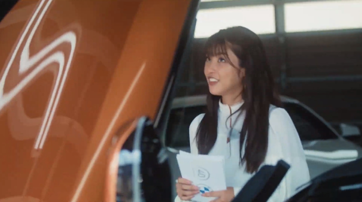 優雅な跳ね上げ式ドアにも岡副さんは「羽みたい、すごーい」と驚嘆