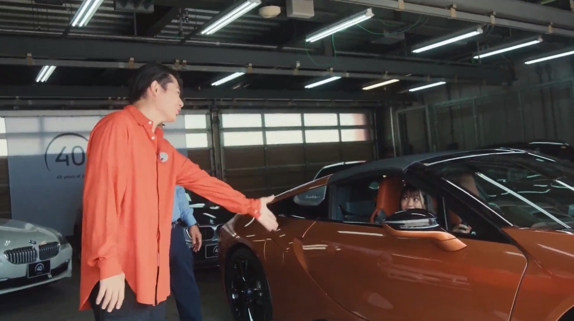 アクセルを踏み込んで聞こえてくるエンジンサウンドに「やる気出る！」と目を輝かせる岡副さん。吉村さんは「私の出社の音です。私はこの音で（TV）各局に行っています」とオーナーならではコメント