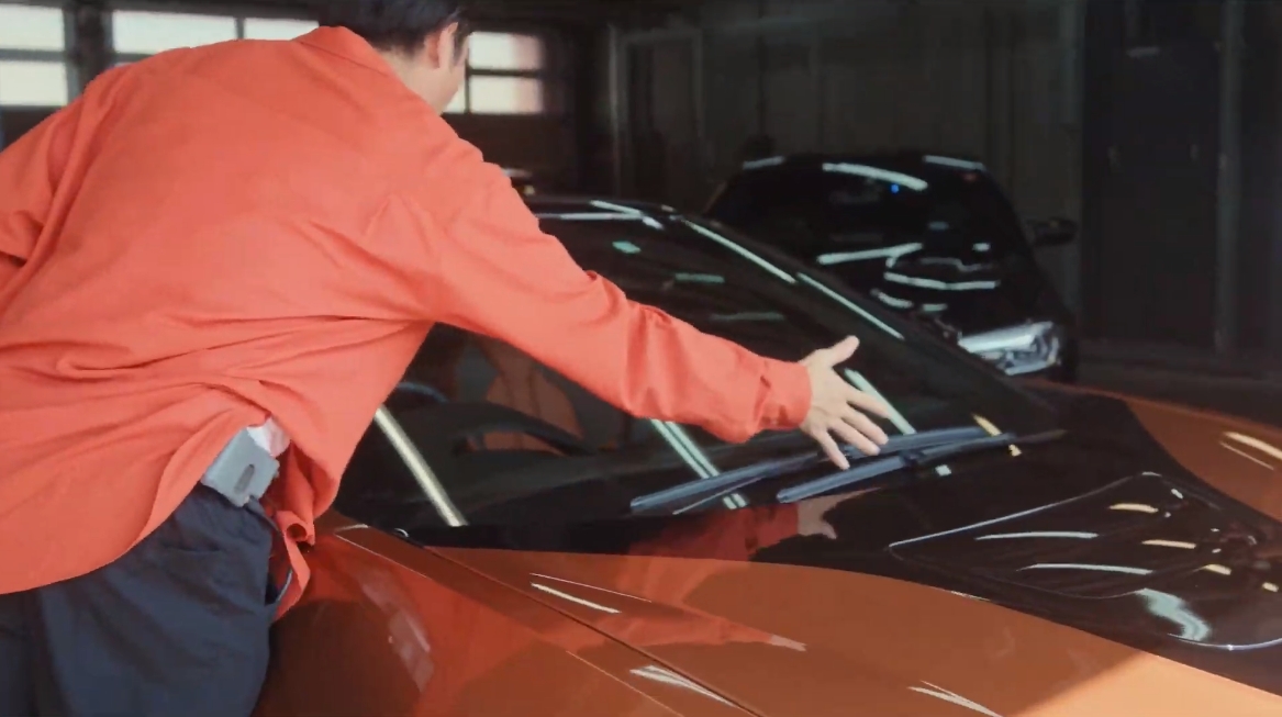 相方のしでかしたこととはいえ、i8を傷付けることになった事件について何度も頭を下げて謝罪する吉村さん。しかし、広報の前田氏は引き続きBMW愛を持ち続けてもらいたいと逆にお願いするなど、両者が頭を下げる謎の構図に