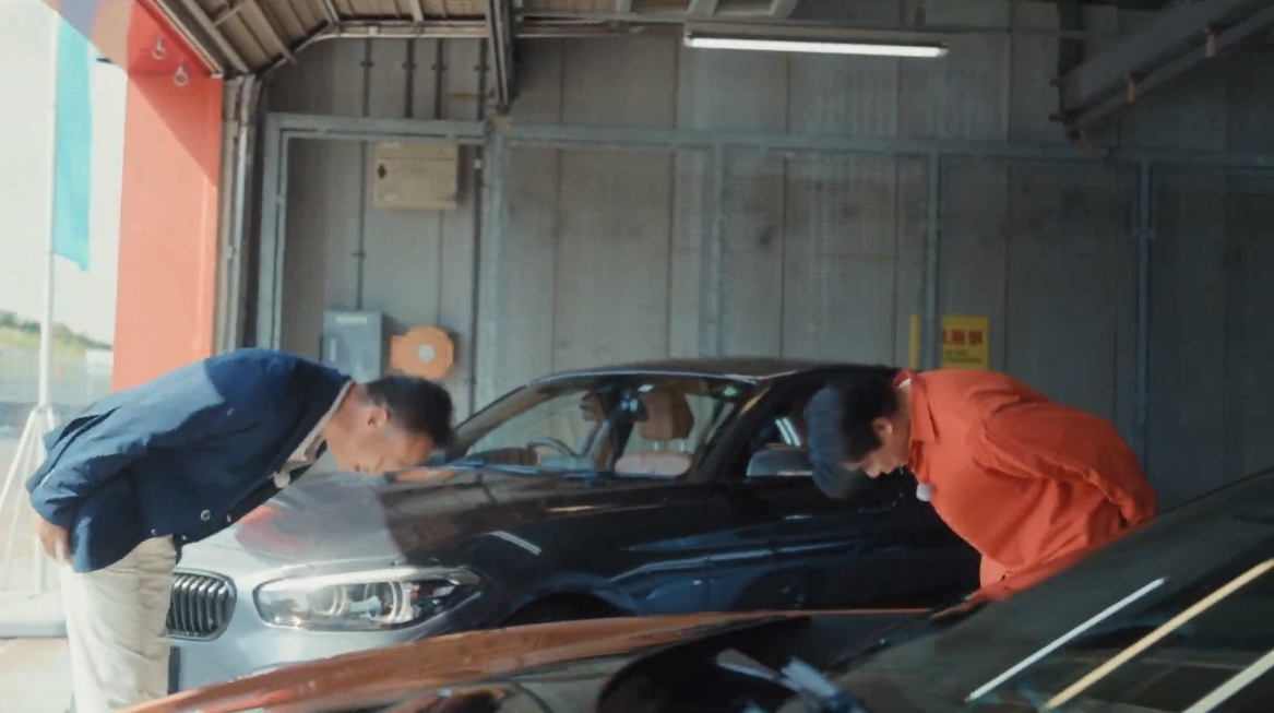 相方のしでかしたこととはいえ、i8を傷付けることになった事件について何度も頭を下げて謝罪する吉村さん。しかし、広報の前田氏は引き続きBMW愛を持ち続けてもらいたいと逆にお願いするなど、両者が頭を下げる謎の構図に