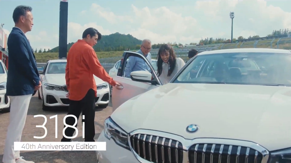 40周年記念限定車「318i 40th Anniversary Edition」の運転席に座った岡副さんは、シートの座面が足を膝の裏近くまでサポートしてくれることを発見。「足がむくみにくいと思います」と語った