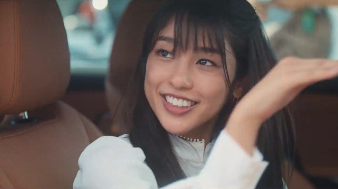 40周年記念限定車「318i 40th Anniversary Edition」の運転席に座った岡副さんは、シートの座面が足を膝の裏近くまでサポートしてくれることを発見。「足がむくみにくいと思います」と語った