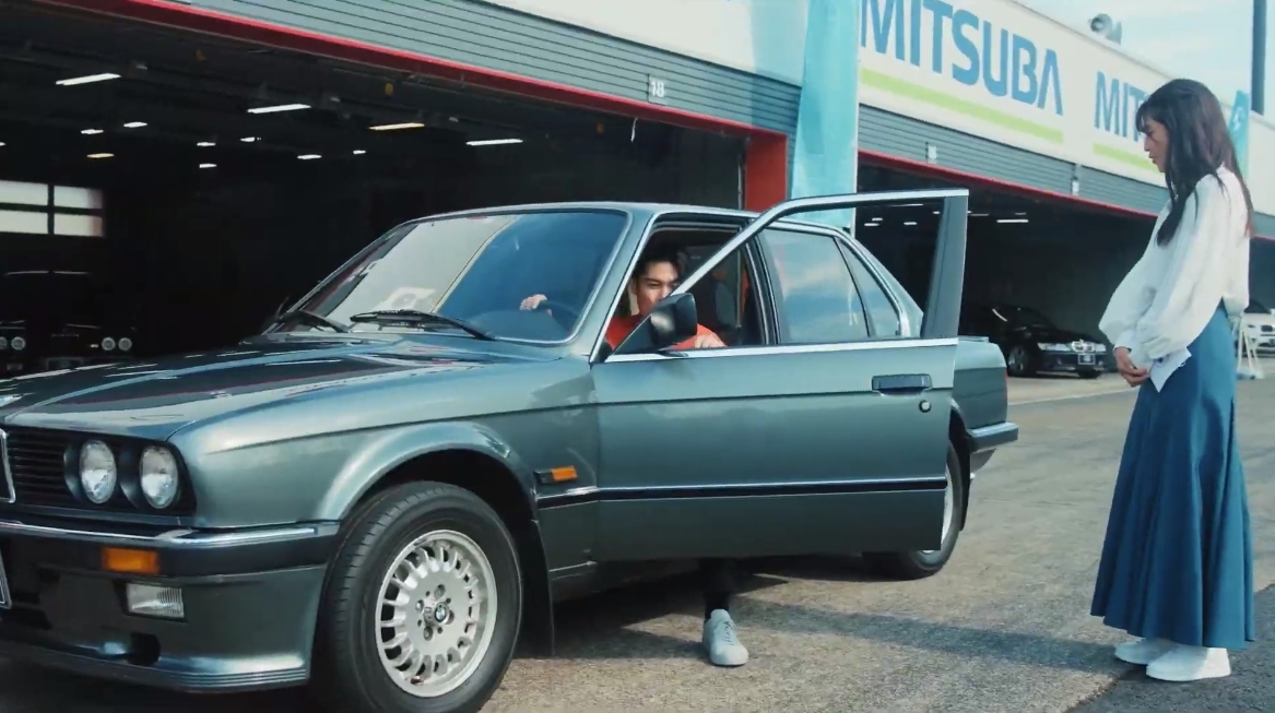 ピットでの見学後には、3シリーズを吉村さんが運転するサーキット体験走行も実施