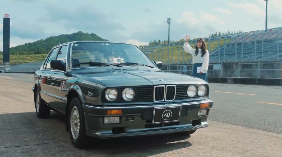 ピットでの見学後には、3シリーズを吉村さんが運転するサーキット体験走行も実施