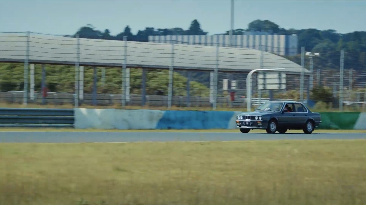 ピットでの見学後には、3シリーズを吉村さんが運転するサーキット体験走行も実施