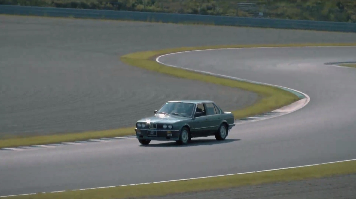 サーキットでクルマを運転するのは初めてという吉村さんだったが、走行後はテンション爆上がり。走らせる前は「ご老体なのかな？」と思っていたという3シリーズも、ペースが上がってくるにつれて軽快感が楽しめたという