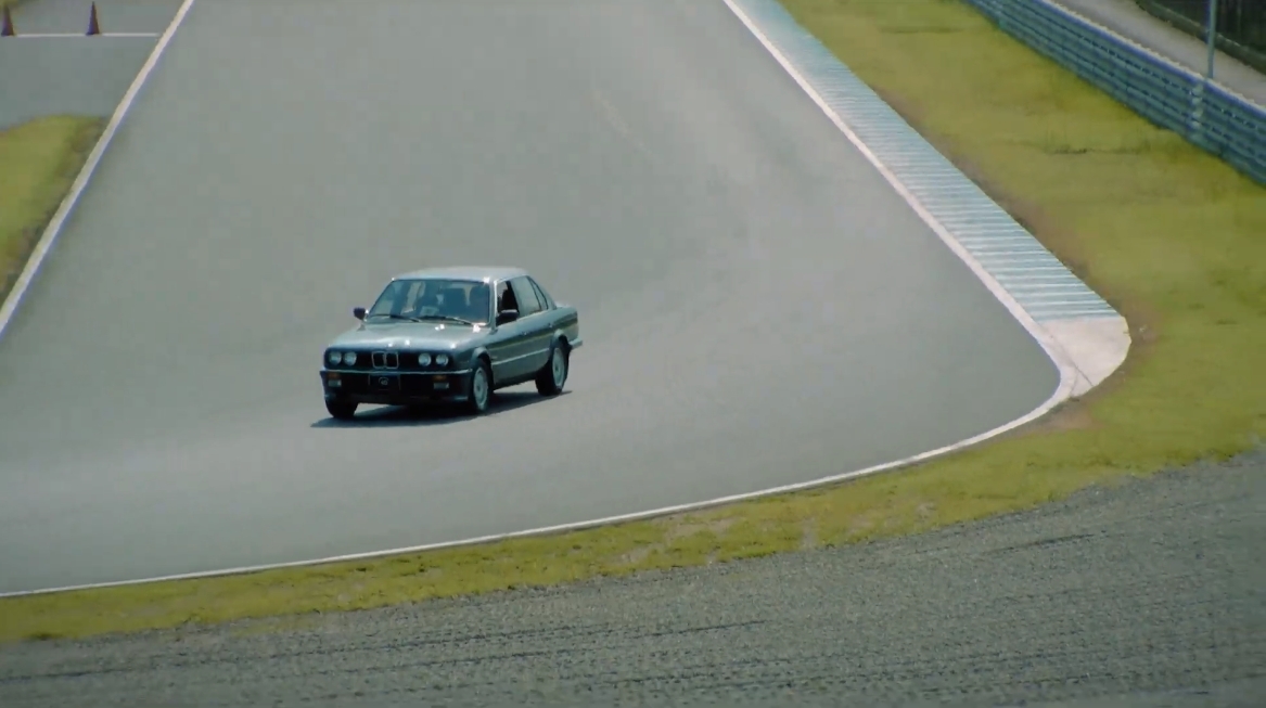 サーキットでクルマを運転するのは初めてという吉村さんだったが、走行後はテンション爆上がり。走らせる前は「ご老体なのかな？」と思っていたという3シリーズも、ペースが上がってくるにつれて軽快感が楽しめたという