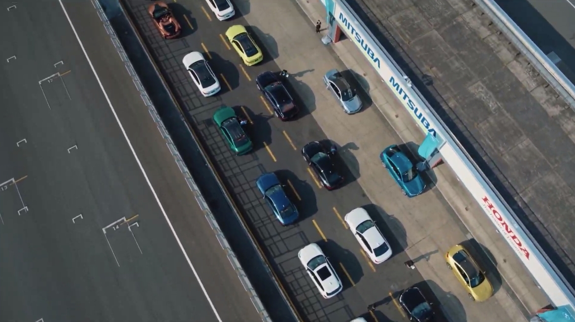 最後にはピット内で展示された歴代モデルのパレードランが行なわれて終了となった