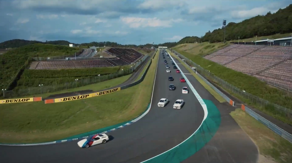 最後にはピット内で展示された歴代モデルのパレードランが行なわれて終了となった