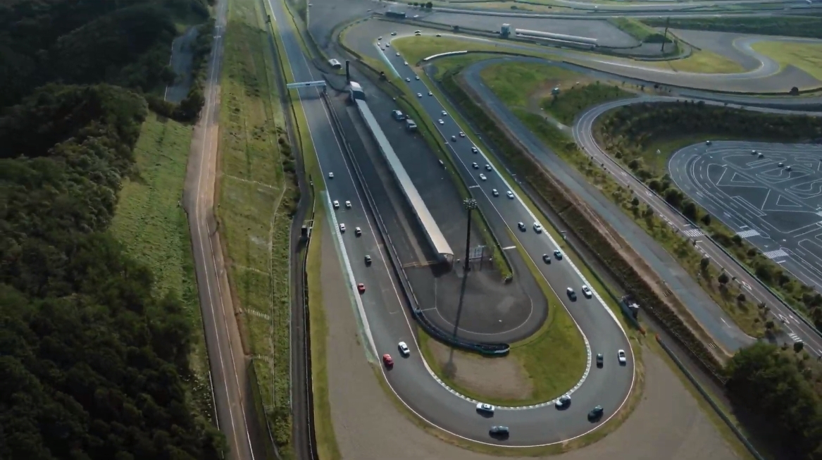 最後にはピット内で展示された歴代モデルのパレードランが行なわれて終了となった