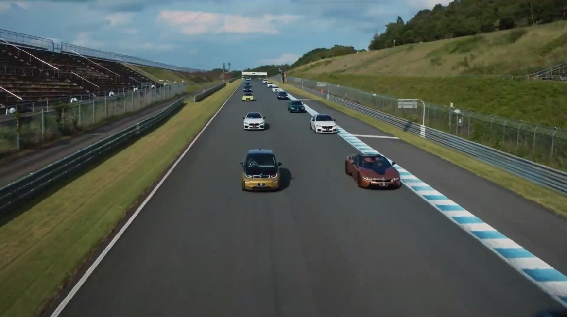 最後にはピット内で展示された歴代モデルのパレードランが行なわれて終了となった