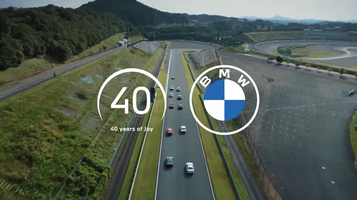 最後にはピット内で展示された歴代モデルのパレードランが行なわれて終了となった