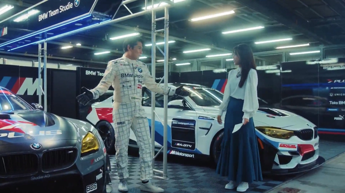 吉村さんはBMWのロゴが入ったレーシングスーツを着用して気合い万全