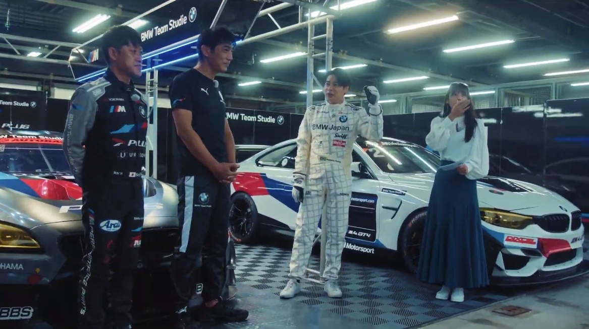 BMW Team Studie チーム代表の鈴木 BOB 康昭氏とレーシングドライバーの荒聖治選手が解説を担当。チームのレースマシン3台について紹介した