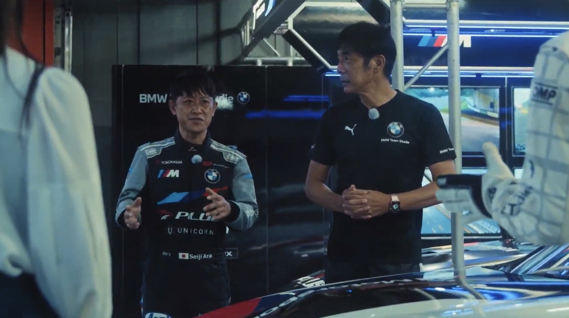 ステアリングには見えているだけで8個のスイッチが並んでいるが、「BMWのスイッチは失敗しないように配置されていてミスがない」と荒選手は解説